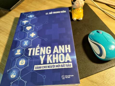 Sách giao rất nhanh, và được gói cẩn thận, kĩ càng nên khi nhận mình rất hài lòng. Về nội dung sách thì càng khen. Sách được biên tập rất chỉn chu. Bố cục nội dung ngoài các thuật ngữ chuyên dụng ra, tác giả còn có những ví dụ và cách dùng trong các trường hợp cụ thể giúp người đọc dù không phải làm trong ngành cũng dễ hình dung được ý nghĩa và cách dùng. Bên cạnh đó, sách cũng có hình ảnh để mô tả các bộ phận cụ thể rất rõ ràng và dễ hiểu. Đây là một cuốn sách vô cùng tâm huyết của tác giả và mong rằng sách có thể đến được với tay nhiều độc giả hơn nữa và sách sẽ nằm trong top best seller vì nó quá đỉnh để mua ý
