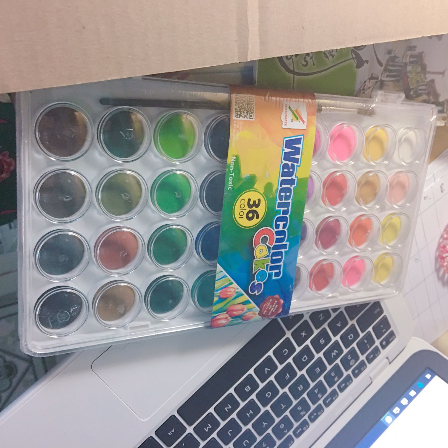Tiki giao trễ nhưng k s vì màu rất đẹp, bị giữ hàg từ trước Tết đến nay mới giao nhưg hộp màu vẫn k bị j.! Màu tươi+xinh, 36 màu này xài sẽ rất lâu, tuy nhiên cọ k đc tốt chắc tại vì là cọ tặg, hộp màu nhỏ gọn, xinh xắn, nói chug ưng lắm!!! Tiki giao trễ nhưng k s vì màu rất đẹp, bị giữ hàg từ trước Tết đến nay mới giao nhưg hộp màu vẫn k bị j.! Màu tươi+xinh, 36 màu này xài sẽ rất lâu, tuy nhiên cọ k đc tốt chắc tại vì là cọ tặg, hộp màu nhỏ gọn, xinh xắn, nói chug ưng lắm!!!