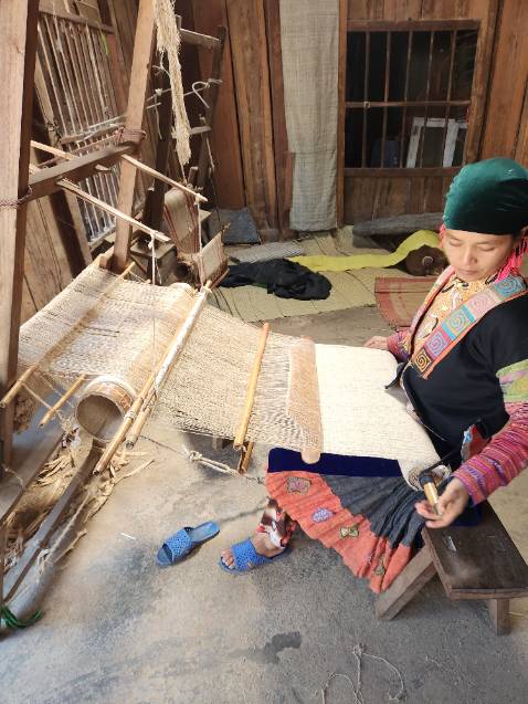 Thiết kế đpej bắt mắt, hơi nóng, không biết loại vải, nhueng giôngd nilon, mặc ai cũng khen nhưng không có ý định nua lại mặc ngoài bắc thì đc, trong nam nóng