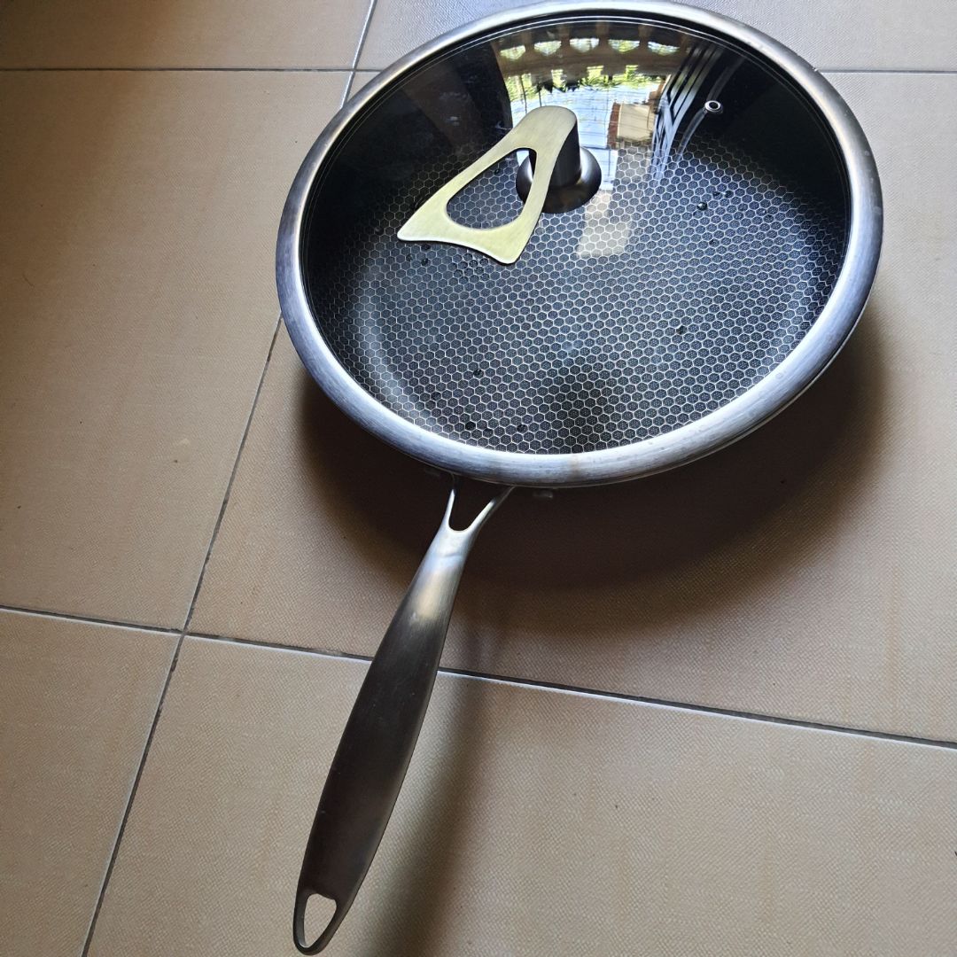 Giao hàng nhanh, sản phẩm như mô tả, nhiệt đều, kích thước chảo lớn, có nắp tiện dụng, chống dính ổn