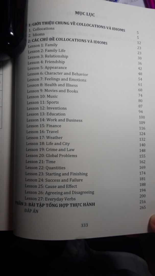 sách có 27 chủ đề. mỗi chủ đề gồm 3 phần: 1 là cho cụm câu liên quan, 2 là có bài tập thực hành ngay để nhớ, 3 là đáp án (thích đ.a rất kỹ, thêm những cái ngoài phần 1 nữa). sách in to rõ dễ nhìn.