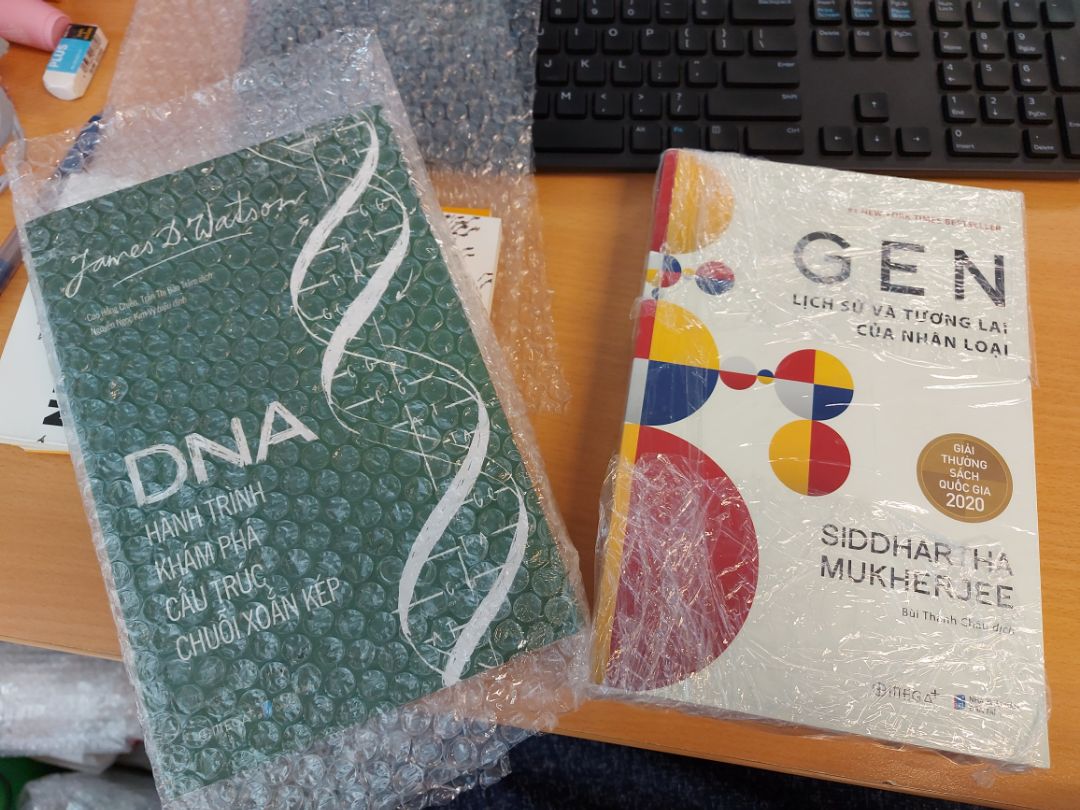 đóng gói cẩn thận, sách dày dã man, nhưng đúng là sách lịch sử thường phải  thế. khá ưng ý với cuốn này, 1 cái nhìn toàn cảnh, khoa học về tiến trình tìm hiểu về cấu tạo sinh học đơn vị nhỏ nhất của con người