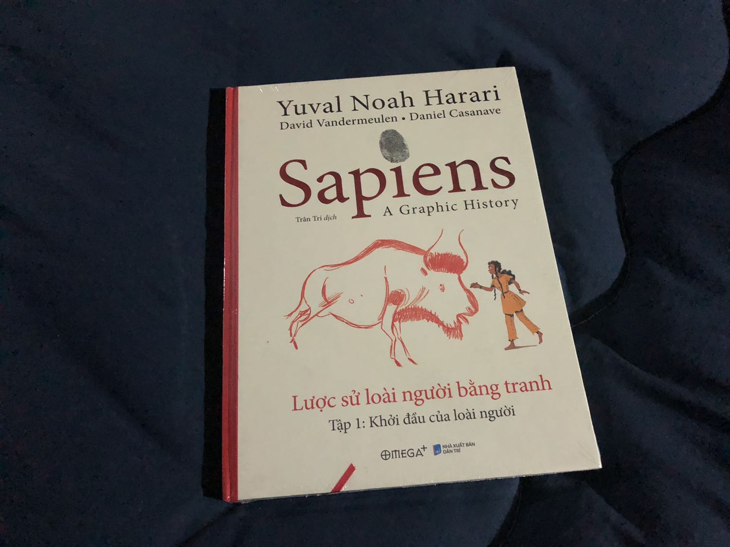 Sách được giao nhanh chóng, đúng giờ hẹn. Sách được bọc nilon, bảo quản tốt, còn thơm mùi giấy mới, mỗi tội do mới quá nên một vài trang sách còn hơi dính vào nhau, nhưng không khó để luồn ngón tay vào và nhẹ nhàng tách ra, bạn nào cẩn thận có thể dùng dao dọc giấy. Nói chung là chất lượng tuyệt zời ông mặt trời!