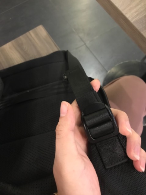 Balo đẹp, chỗ điều chỉnh độ dài dây đeo balo ko chắc chắn, tuột lên tuột xuống rất khó chịu.
Balo thật  sự quá nhỏ để đựng đồ, mình để 1 cái macbook mỏng rồi còn đủ chỗ để 2 quyển sách. Ko để thêm thứ gì khác hơn.
Mình rất hối hận khi mua cái balo này.
Nếu ai muốn mua balo để đựng được nhiều thứ thì nên cân nhắc.