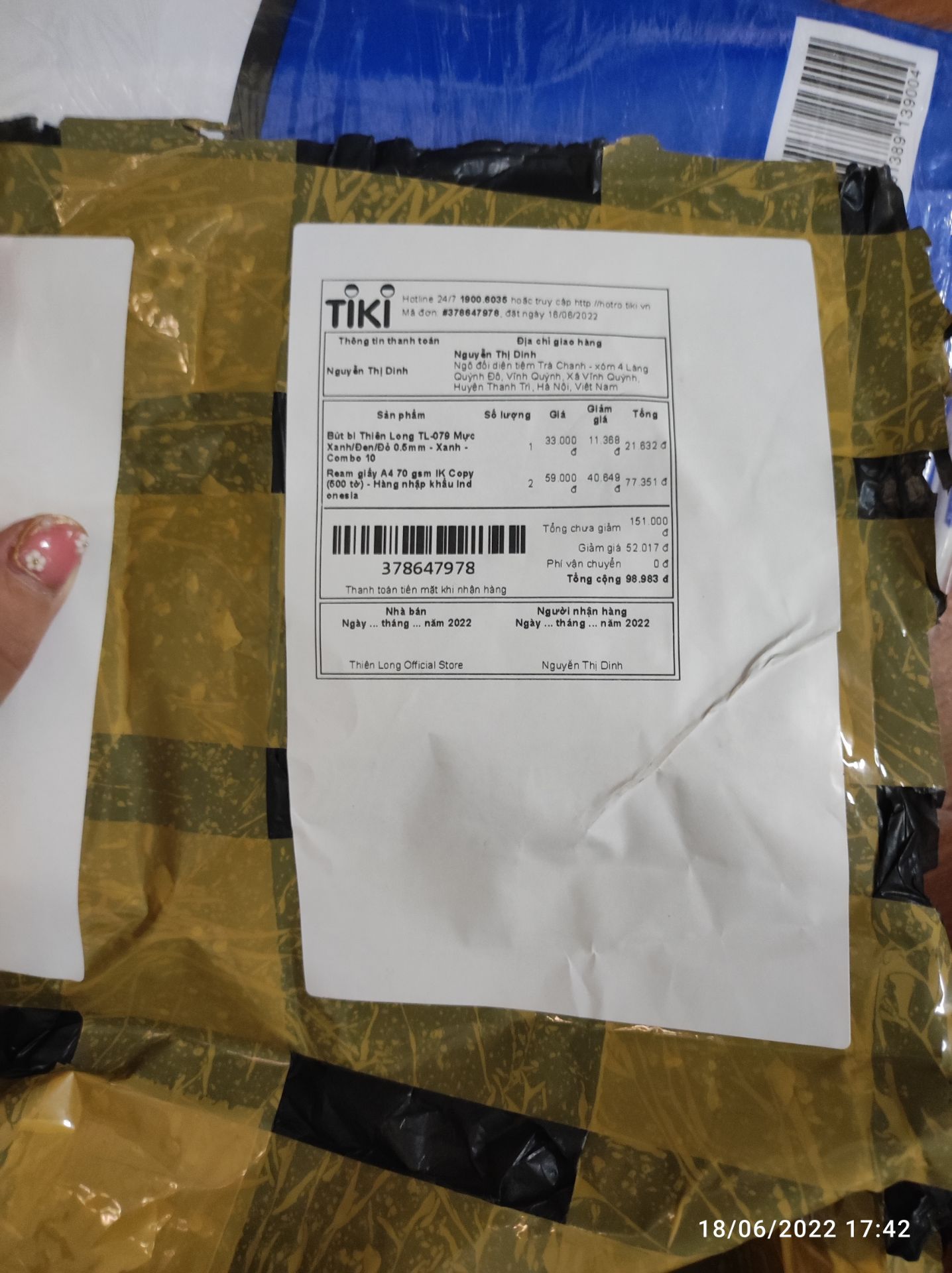 đặt đơn 10 bút và 2 tập giấy thì lại giao 1 nửa, chỉ 5 bút và 1 tập giấy