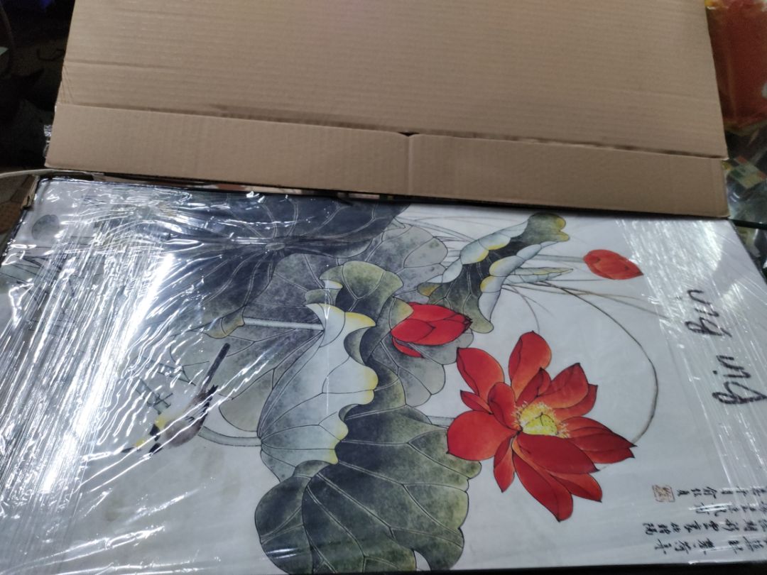 bọc gọn gàng cẩn thận. tranh đúng hình. khung tranh chắc chắn. nặng chắc nịch