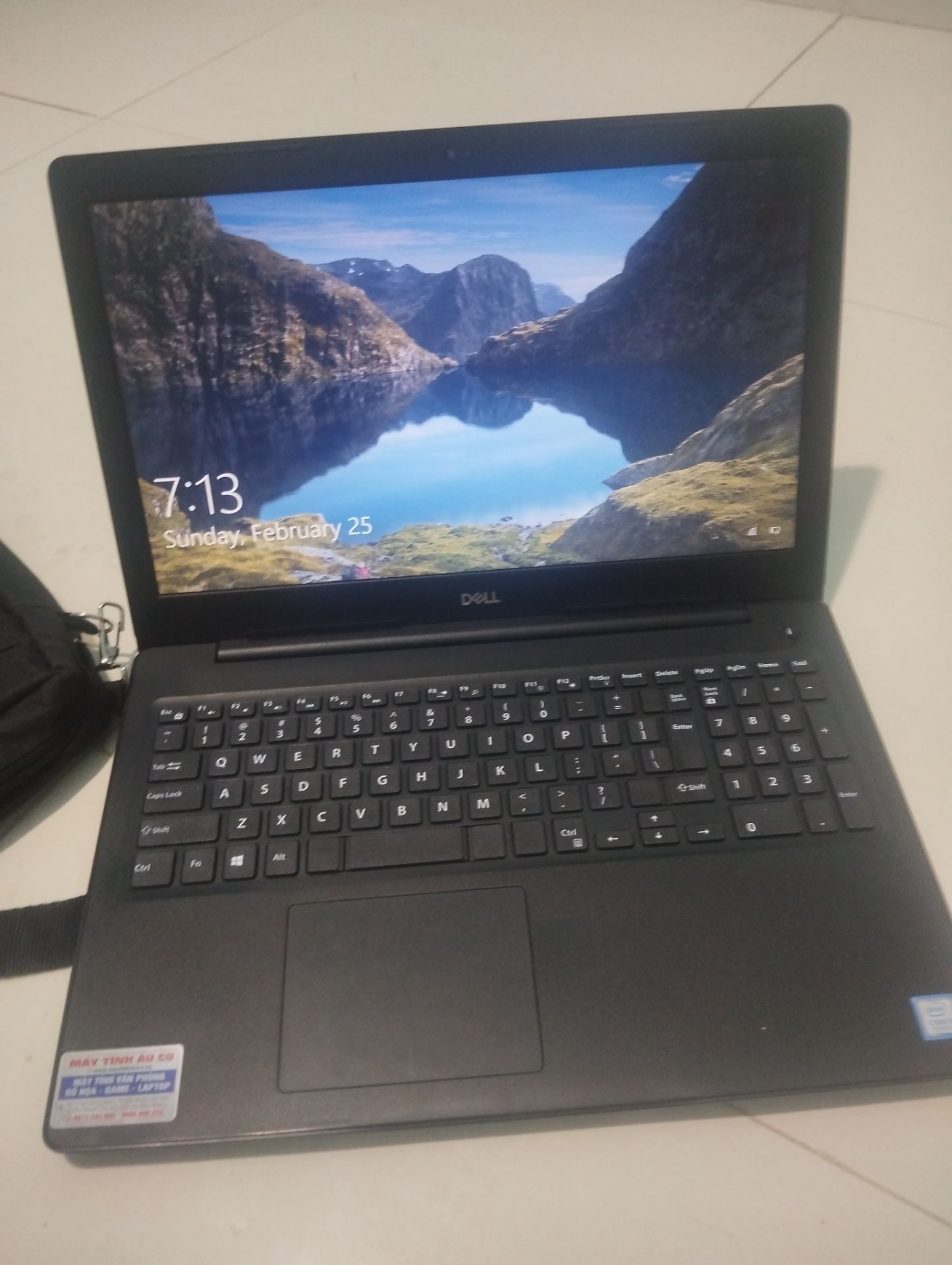 Bán máy không kèm theo cục sạc sao dùng được đây?