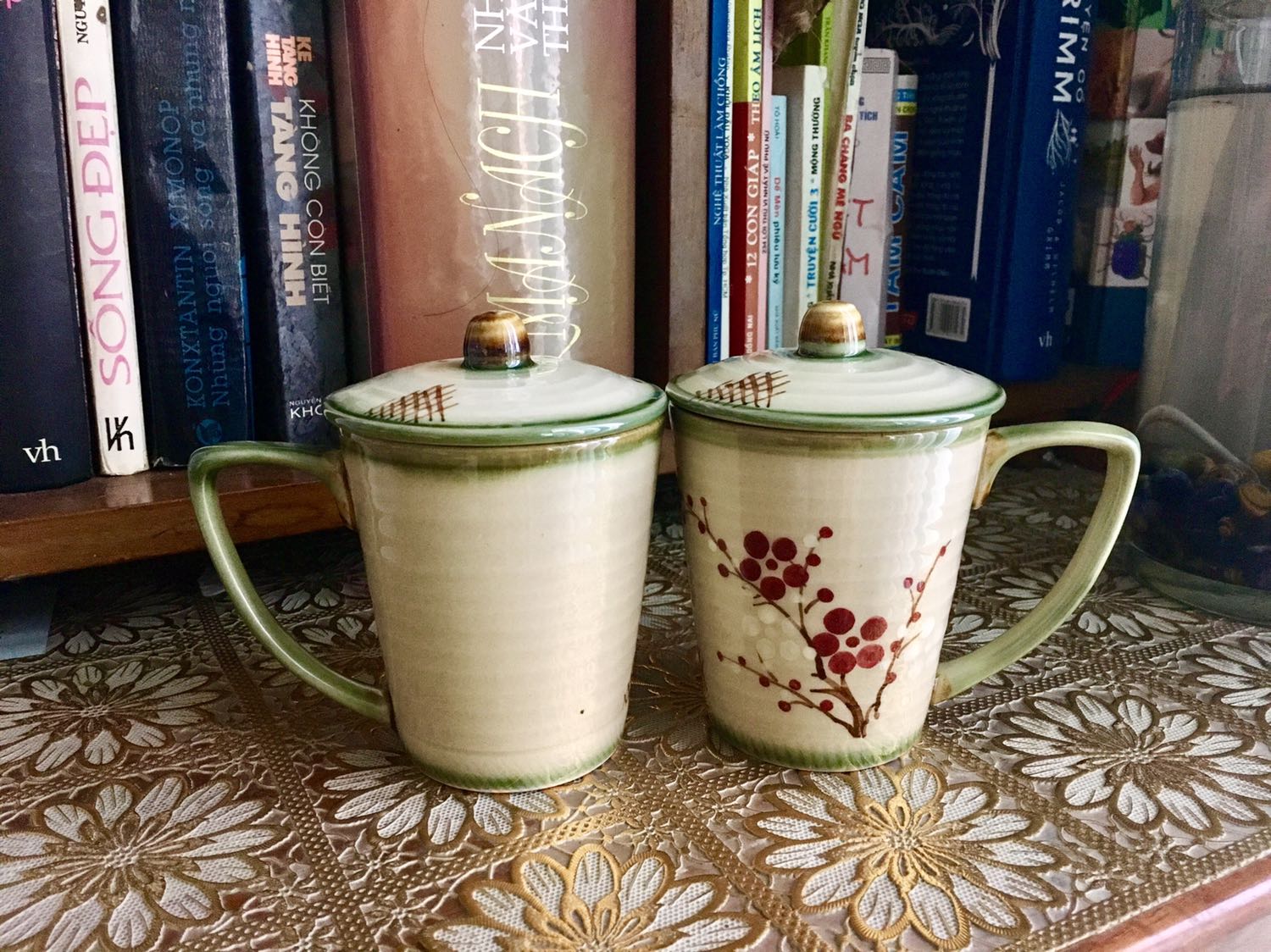 Chất liệu ly rất đẹp, chắc chắn. Tuy nhiên ly hơi ngả màu ngà chứ không trắng như hình minh hoạ. Có điều màu này càng làm tôn lên vẻ đẹp cổ điển của ly hơn nữa. Nếu hoạ tiết được vẽ đều cả 2 mặt, bo tròn khắp ly có lẽ sẽ hoàn hảo hơn, mọi góc nhìn đều thấy được hình minh hoạ. Để trưng bày bộ ly này cũng là một ý tưởng không tồi. Nắp khít và vừa vặn. Kích thước ly không to lắm, vừa để uống một ly cafe sáng. 

Rất ưng lý với sản phẩm từ Bát Tràng, sẽ mua thêm sản phẩm vào lần sau. 

Cảm ơn vì Tiki đã đóng gói rất cẩn thận và chuyên nghiệp. Mong là sẽ nhập thêm nhiều sản phẩm của Bát Tràng để thuận tiện cho mình mua thêm sản phẩm sau nữa.