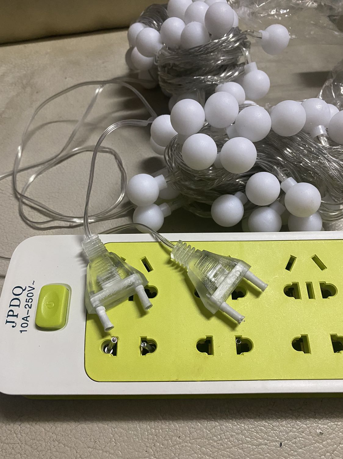 Vừa mới nhận hàng chiều nay, nhận được một thùng đèn đã đặt và 3 cái ổ cắm điện. Thế là lấy đèn ra cắm để thử có sáng ko. Kết quả là cắm vào xong, khi rút ra nó đã thế này. Đề nghị tiki đổi hàng giúp. Cắm vào 2 cái đứt phích hết cả 2