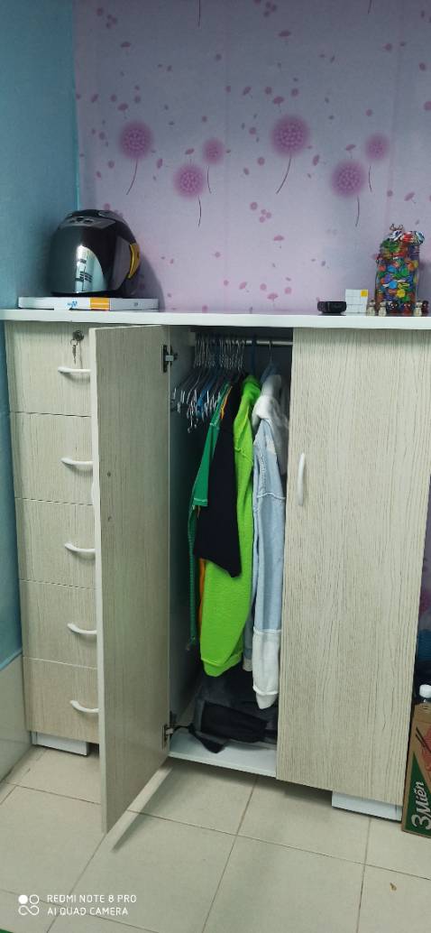 Các chi tiết lệch khá nhiều, ngăn kéo ra vô chỗ thì quá lỏng, kéo ngăn ra 1 nửa là sụp cả ngăn xuống, chỗ thì quá cứng, dùng lực mà kéo mà cứ sợ tủ nhựa gãy luôn cái ngăn. Tủ khá thấp. K có bánh xe. Giao hàng thì chỉ giao tới cổng thôi. K có dịch vụ khiêng vô nhà đâu. Dù mình ở nhà trệt.