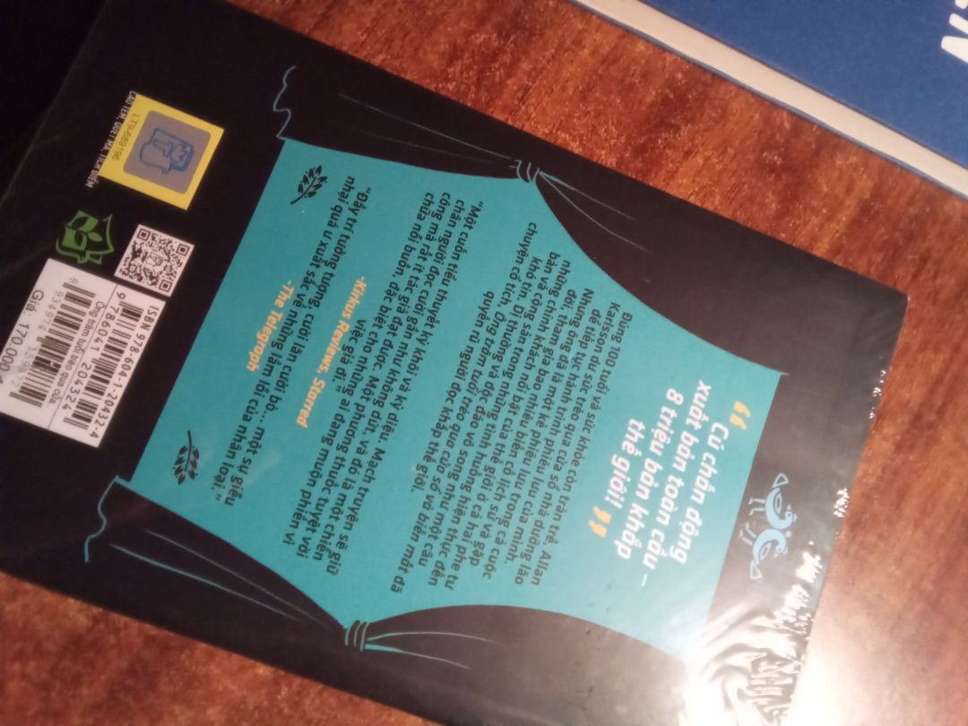 giao hàng nhanh, sách có bọc bên ngoài mới cứng, rất ưng. Còn về nội dung thì do chưa đọc nên mình ko nhận xét nhiều, nhưng chỉ cần biết là sách của jonas jonasson thì rất đáng đọc. Tác giả có lối hành văn hài hước châm biếm nhưng không hề cợt nhả, khiến độc giả gần như cười không ngớt luôn. Tuy nhiên không phải vì hài hước mà đây là một cuốn sách sáo rỗng, bên cạnh những tình huống hài hước luôn là những ý nghĩa nhân văn về con người và cuộc sống. Tác giả còn có vài quyển sách cx rất hay nữa là Anders sát thủ cùng bè lũ, cô gái mù chữ phá bom nguyên tử,... đều đáng đọc lắm