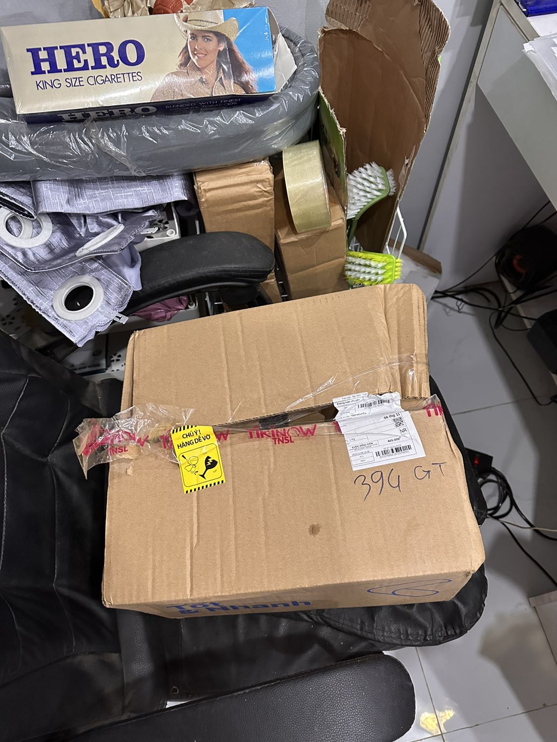 Bình thường mấy lần trước mua sữa thùng còn nguyên rất ổn đợt này nhận cái thùng rách tùm lum
Khâu đóng gói ko chắc chắn hay do bên vận chuyển nhưng chỉ đóng 1 lớp băng keo nó đứt thì đúng rồi