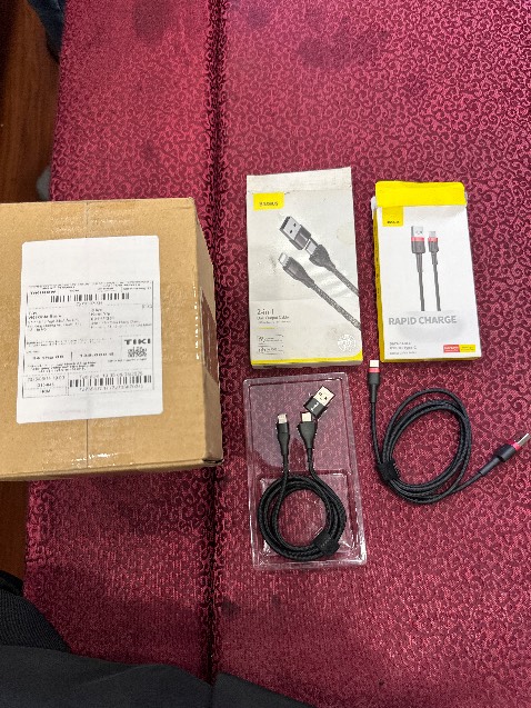 Không hiểu sao, đặt mua dây sạc 4 in 1 đa năng của Baseus giao hàng qua thành 2 dây theo hình dưới đây 🤭