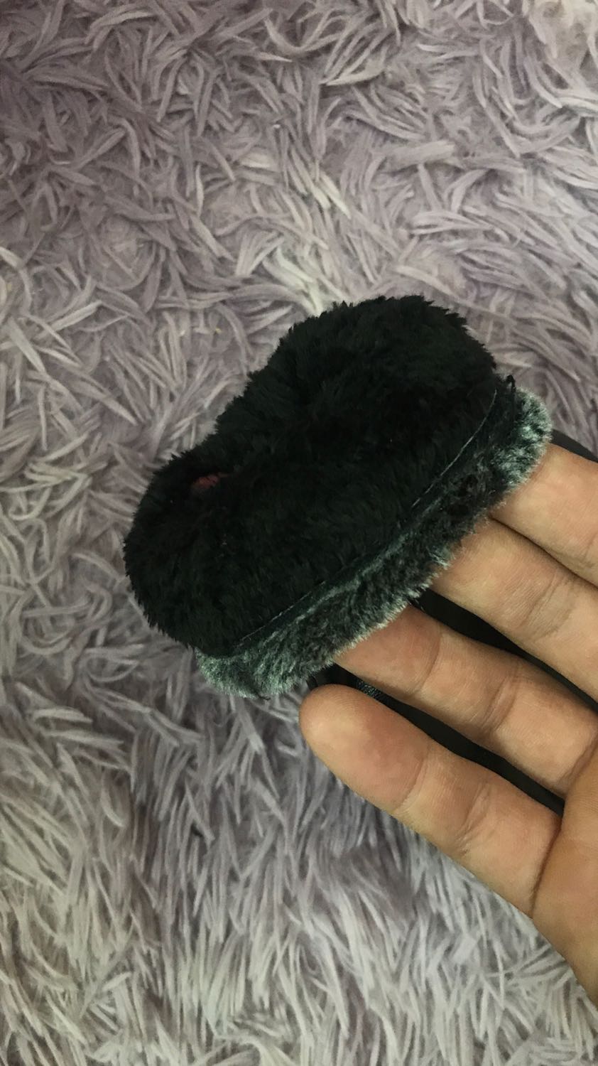 Gang tay đẹp. Da bóngđộ co giãn tốt. Đường may chắc chắn. Thiết kế được biệt cho phép thoải mái dùng điện thoại cảm ứng luôn. Găng tay ấm tiện dùng. Lớp bên trong giống như nhung ấy đeo rất dễ chịu và ấm, không có cảm giác cấn tay. Sản phẩm tốt 5 sao.