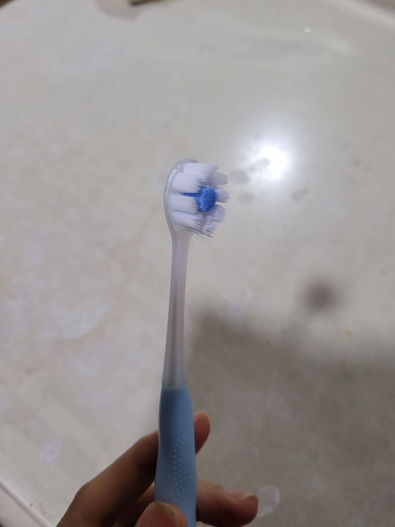 lông bàn chải khi sờ vào thấy khá cứng nhưng lúc đánh thì lại rất êm, tạo bọt tốt. đầu bàn chải nhỏ nên có thể đưa vào răng hàm ở sâu bên trong