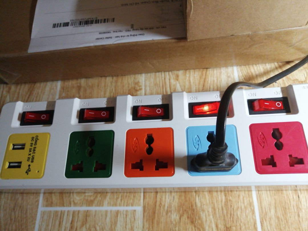 Giao hàng nhanh.. Xài OK.
Mình hay sạc pin laptop nhưng cắm vào ổ điện cũ thì cứ bị chập điện.
 Còn cái này có công tắc nên khi bật công tắc lên sạc pin lap nó không chập điện nữa.