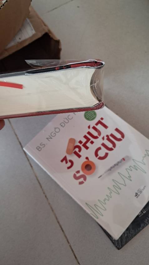 Sách bìa cứng mà gãy góc . Háo hức đợi sách. Xong nhận được là chán luôn.