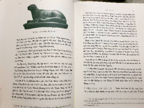 Giấy sờ đã tay lắm m.n ạ. Đi kèm là bản đồ VN năm 19 mấy ấy, có bookmark. Mà vì sách lịch sử nên nhiều chữ hán nôm lắm. Nội dung thì ai cũng biết rồi nên không cần nói đến nữa. Giấy sờ đã tay lắm m.n ạ. Đi kèm là bản đồ VN năm 19 mấy ấy, có bookmark. Mà vì sách lịch sử nên nhiều chữ hán nôm lắm. Nội dung thì ai cũng biết rồi nên không cần nói đến nữa.
