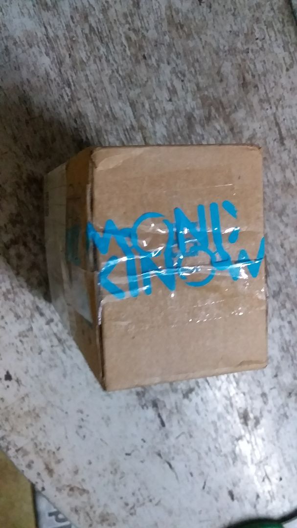 Tiki giao hàng thì đúng hẹn rồi. Hộp carton hơi bị méo và nhăn. Đèn xông gói bằng 1 lớp giấy báo và bọc xốp cũng ok, cơ mà giấy xốp gói bám bụi đen nhìn ko được vệ sinh lắm. Lỗi gói hàng mình có thể bỏ qua nhưng mi