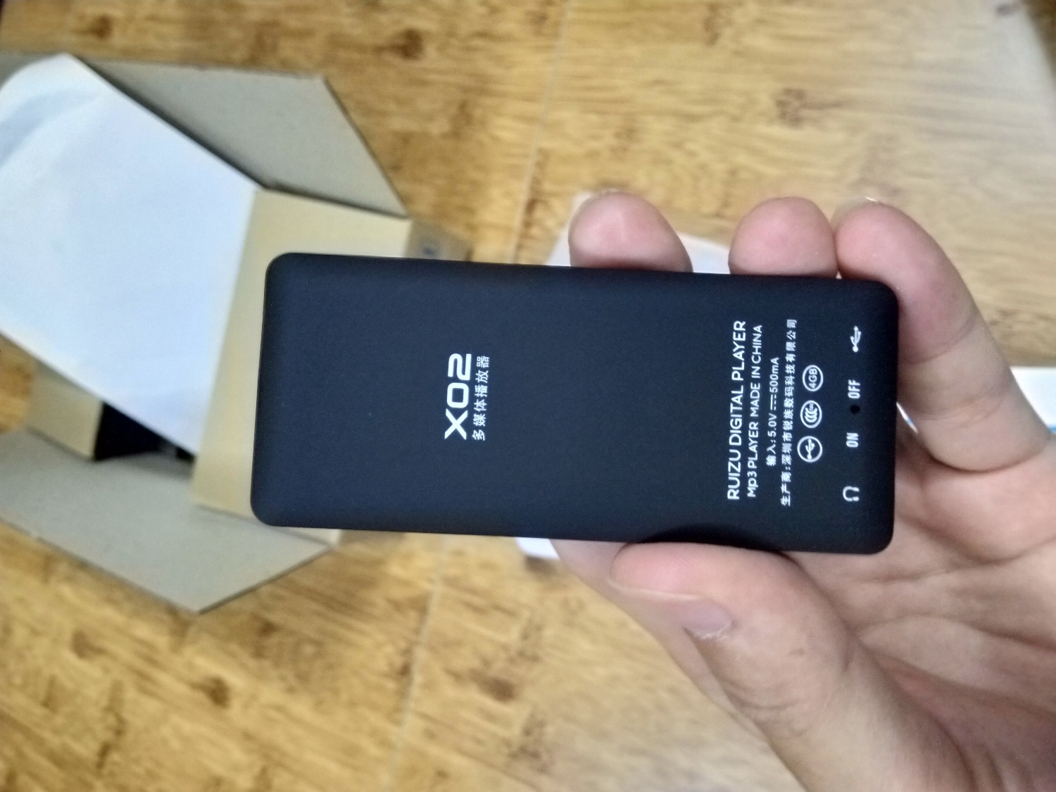 Cảm nhận đầu tiên là máy gia công tốt, phù hợp với giá tiền. Nhận hàng còn nguyên seal và được bóc tem ^_^.
- Về chất lượng SP: Nghe nhạc hay, hỗ trợ file Lossless. Pin khỏe (nghe 2 ngày vẫn còn pin). Nhiều tính năng.
- Về đóng gói: Tiki đóng gói cẩn thận, đẹp, nhân viên giao hàng chu đáo.
- Về Bảo hành: Thiếu thông tin của NCC...