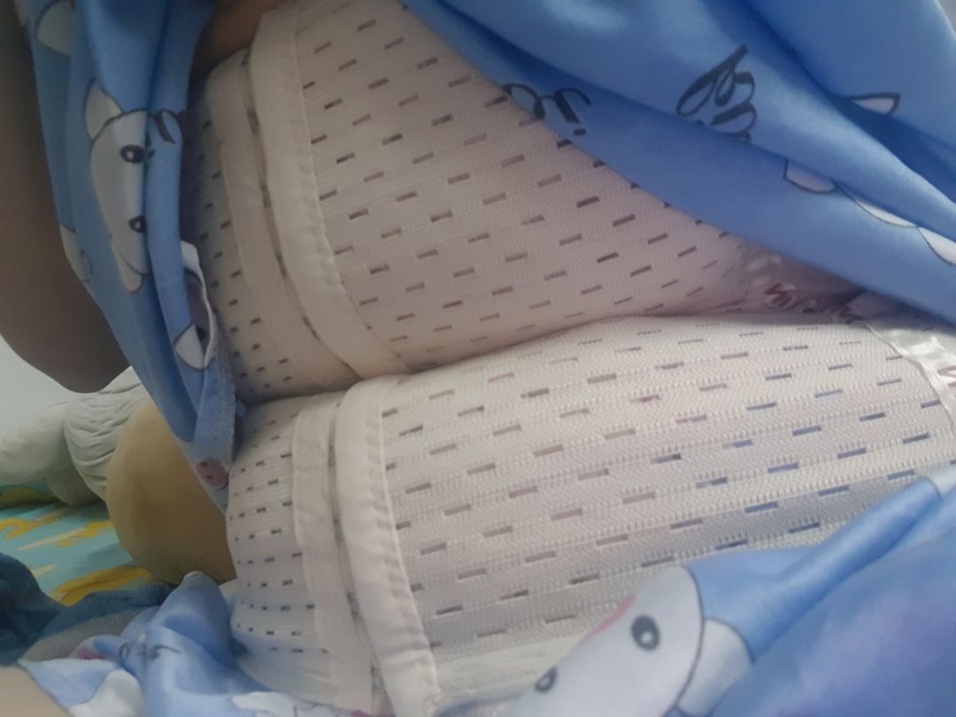 co dãn nhiều nên k siết chắc bụng, không định hình được dáng. đứng thẳng k sao mà ngồi xuống là bị gập. đeo kiểu này còn tạo ngấn thêm. eo hẳn 80 lắy size s nhỏ nhất của shop mà còn rộng.