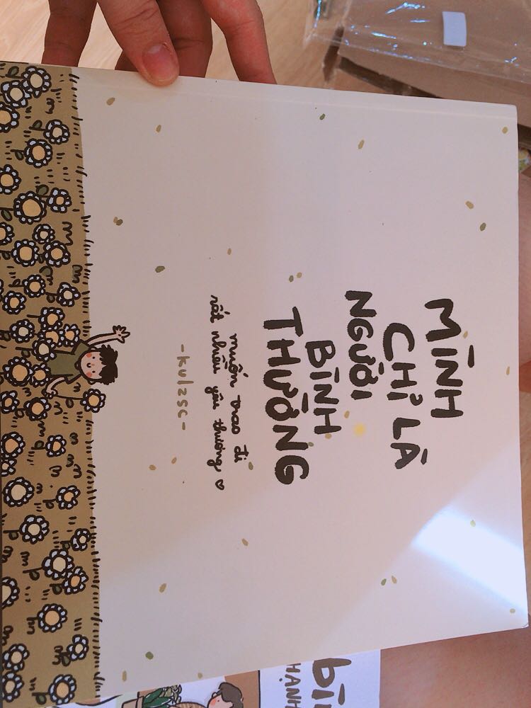 Giao hàng cũng khá nhanh. Tuy nhiên sách chỉ được bọc trong túi bóng không có đệm lót xung quanh và đóng trong hộp rộng hơn nên bị quăn góc. Mong shop bọc sách cẩn thận hơn.