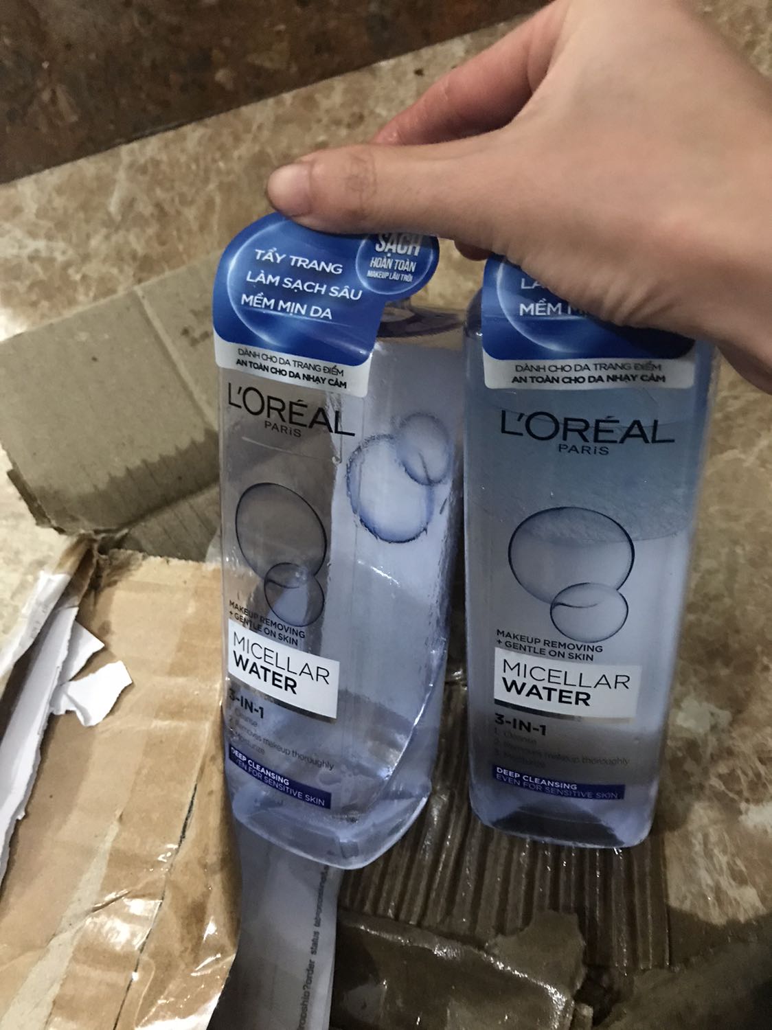 Mua 2 chai mà khi nhận được hàng thì 1 chai đổ gần hết. Thực sự lúc đó mình giận lắm luôn . Nhưng may tiki làm việc nhanh lẹ lập hoá đơn đổi cho mình chai khác ngay trong ngày .Mua hàng trên tiki thì yên tâm rồi mặc dù cũng mất 1 tuần mới nhận được hàng. chai mình nhận được sau khi đổi, shop cũng đã đóng gói kĩ hơn lần trước.