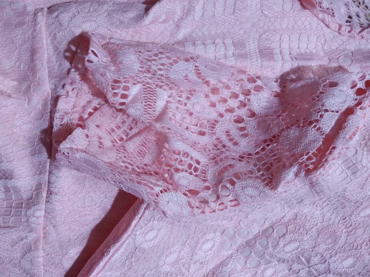 đường may đẹp, ren tay áo xinh, vải bền và co dãn nhẹ.                                             .