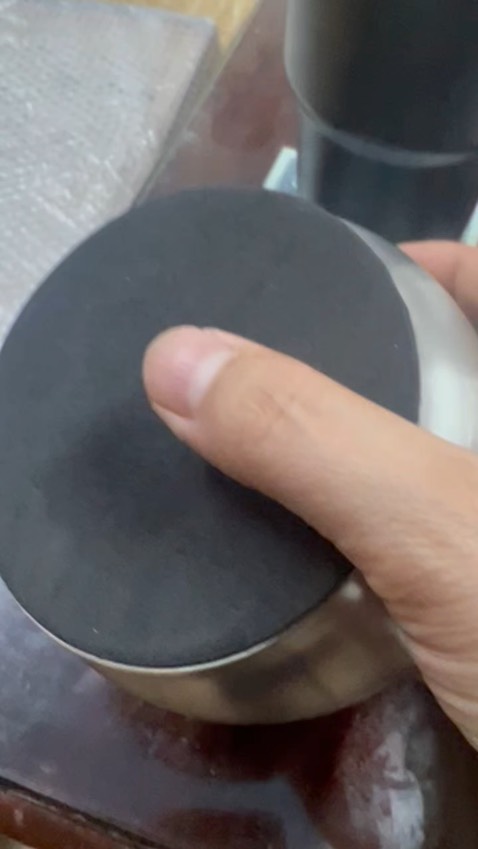 Cối và chày chắn chắn, cầm nặng tay, nhỏ gọn dễ giã, và đúng là giảm tiếng ồn thật. Phần đế vừa là ưu vừa là khuyết. 
- Ưu:đế có miếng muốt mỏng để giảm trơn trượt, thiết kế có tâm
- Khuyết: muốt còn mỏng, m chạm vào nhhe lộp bộp, cảm quan hơi ko thích