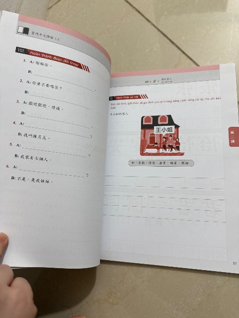 Sách màu, in đẹp, chất lượng tốt, có kèm file nghe, rất tiện để tự học