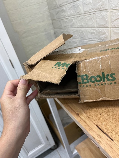 Đơn hàng giao khá nhanh, tuy nhiên bảo quản quá tệ, hộp bị rách, bìa và rìa sách đều bị cong, hư hỏng :(