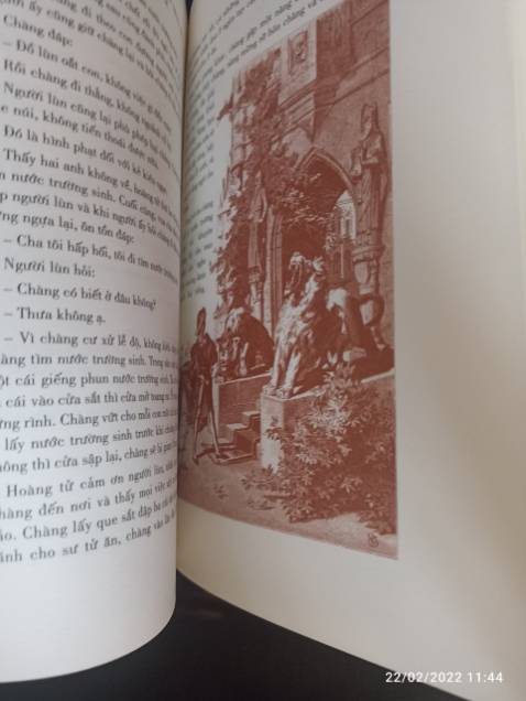 Tôi mua với mục đích tham khảo, nghiên cứu văn hóa. tuy nhiên chưa thực sự hài lòng, có vài nhận xét về sản phẩm
- Giấy đẹp, in rõ nét, có hình minh họa, trình bày cẩn thận 
Tuy nhiên có những khuyết điểm sau để nxb chỉnh sửa cho phiên bản 2nd editon được tốt hơn
1. Đánh số trang còn rất nhiều trang bị thiếu số
2. phần mục lục nên sắp xếp theo thứ tự a, b, c chứ hiện nay để rất lộn xộn, nên người đọc khó có thể tìm ra được câu chuyện mình thích
3. Trích dẫn nguồn rất quan trọng, thì gần như hoàn toàn không có, thế nên sách này xếp vào loại sách giải trí chứ chưa xếp vào loại sách tham khảo được