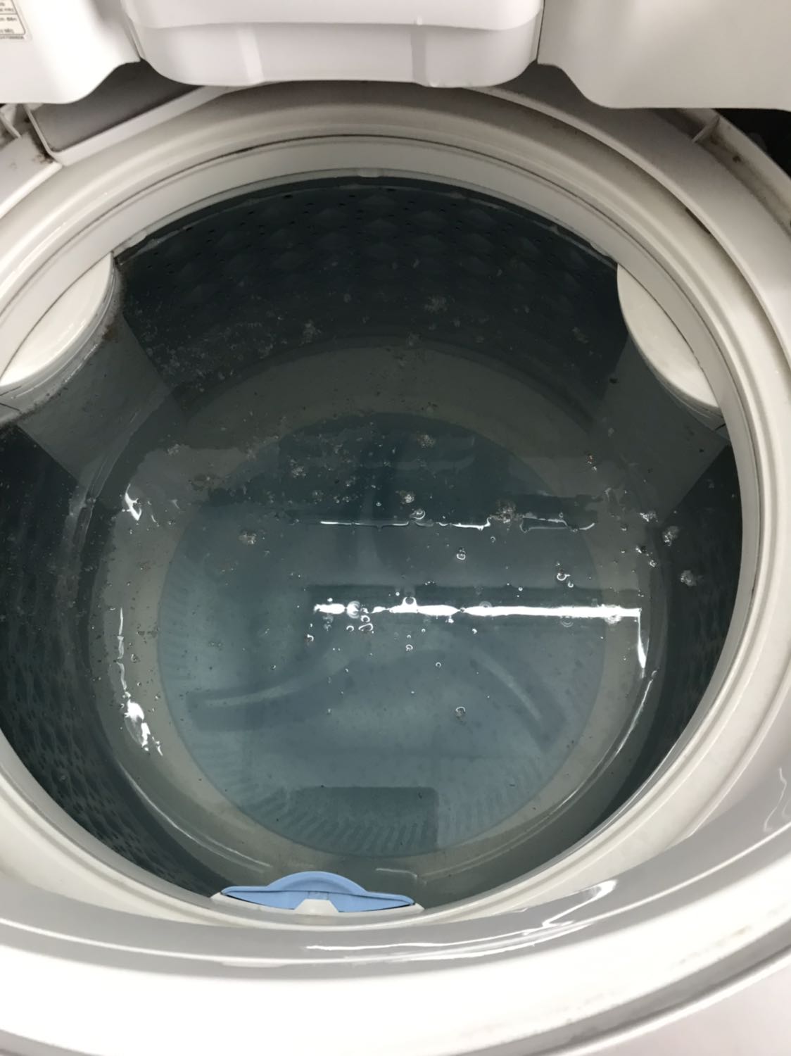 Mẫu mã đẹp , máy giặt lâu vệ sinh nên bỏ luôn 2 gói ngâm 2 tiếng mà nước chỉ hơi cạn thế này thì chị thấy thất vọng rồi . Chị đã mua nhiều loại nhưng chẳng loại nào hiệu quả cả . Tốt nhất là gọi nhân viên chăm sóc khách hàng đến các bạn ??? . Sẽ không ủng hộ nữa !