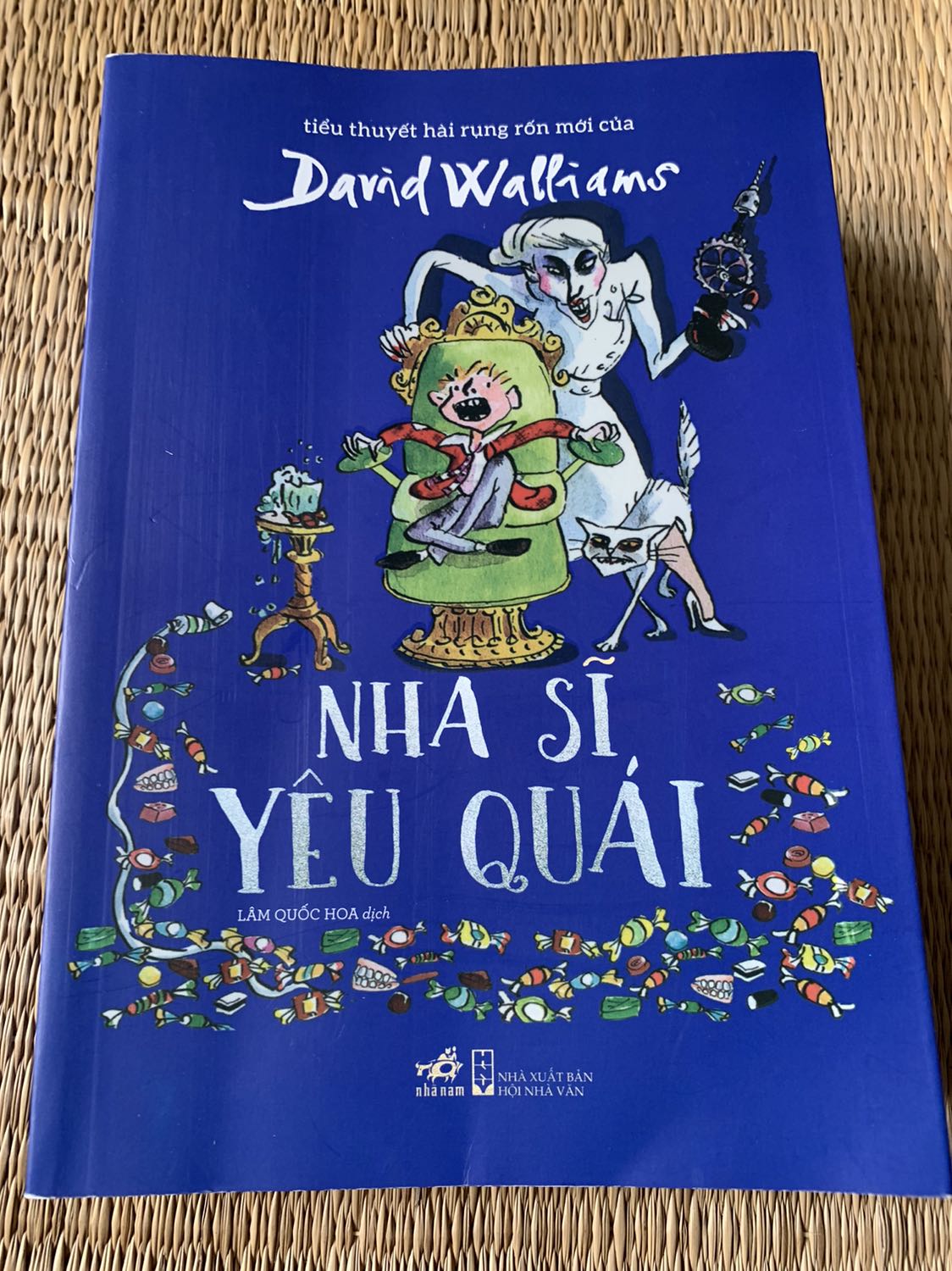 Sách của David Walliams lúc nào cũng hài hước, các bạn trẻ rất thích. Cốt truyện thì mình không thích bằng sách Bà nội gangxto và Băng đảng nửa đêm của cùng tác giả.
