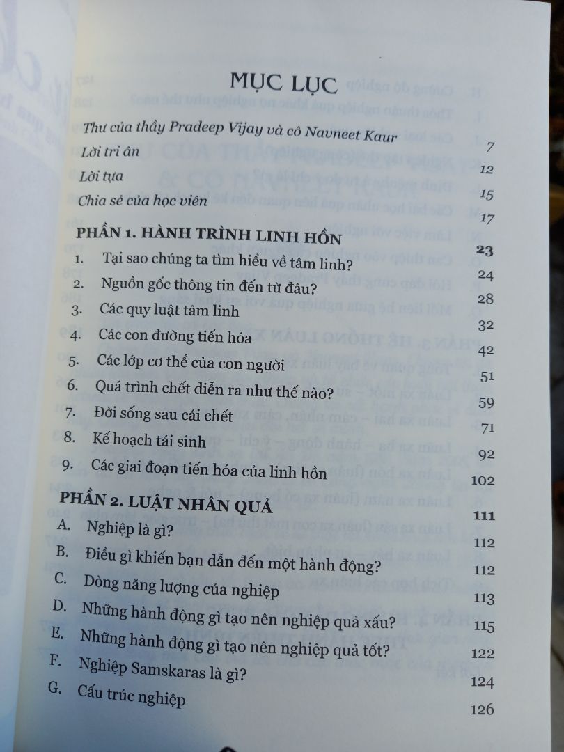 Cuốn sách không phụ kì vọng của mình. Hầu hết các nội dung đều hay, cho mình câu trả lời về tất cả vấn đề về tâm linh mà mình quan tâm. Tại sao mình có mặt trên cuộc đời, mình từ đâu đến, mình sẽ đi về đâu? Tất cả khó khăn, thử thách mà mình gặp đều vì mục đích là sự tiến hóa về mặt linh hồn. Trước đây mình đã đọc qua loạt sách của tác giả Nguyên Phong có đề cập đến những vấn đề tâm linh mà mìnhquan tâm, nên lần này đọc càng hiểu sâu sắc hơn. Nhưng phải nói giải đáp nhiều nhất những thắc mắc cho mình là quyển sách này. Mình cũng mua thêm Thiền chữa lành thân và tâm, Luật tâm thức, Năng lượng của hơi thở để có hiểu biết kĩ hơn nữa.