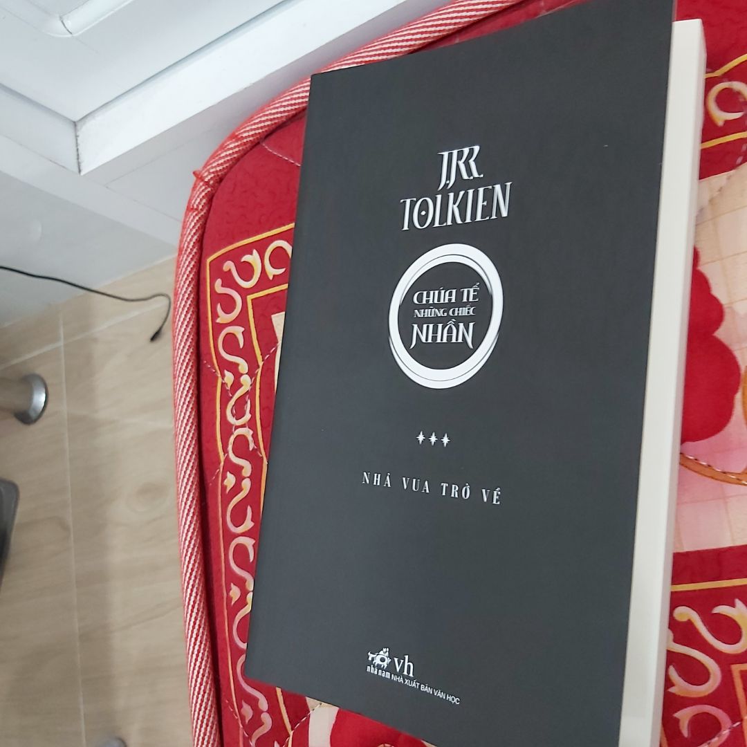 Sau 1 tháng mới đọc xong 3 cuốn, cảm giác tuyệt vời.
Mình mua k có boxset, nhưng có seal đàng hoàng, lỗi in gáy làm tập 2 không ghép hình con mắt với tập 1 được. Còn nội dung thì thực sự không hối hận khi bỏ thời gian đọc.