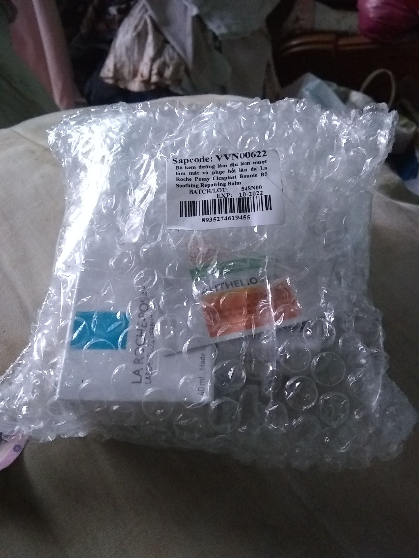 sang 6:45+ dat hang, trua 1:40 giao. Giao hang qua nhanh lun. nghe m.n review em b5 nay tot lam nen mua ve dung thu, neu ok mai mot minh mua lun size 100ml cho tiet kiem. Nhin chai 40ml nay thiet nghi mua lun chai 100ml chac ukie hon ^^