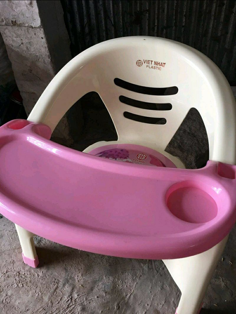 Ghế đẹp, chắc chắn, nhưa chuẩn chính hãng nên rất yên tâm cho con ngồi và để thức ăn lên trên, shop tư vấn rất nhiệt tình, nên mua