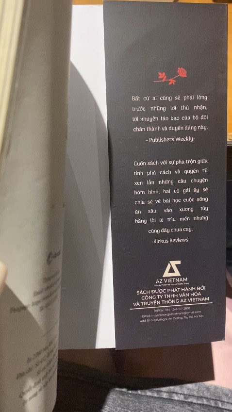 Bìa sách: Rất ấn tượng 
Chất lượng in: Rõ nét 
Nội dung: Cuốn này mình đặt mua từ khi vừa phát hành rồi mà phải đợi sách về đọc xong mới lên đây review.

Cuốn sách gồm 8 chương với những câu chuyện quá khứ được gửi gắm thông điệp của tác giả. Dù phản ánh thực trạng của xã hội nhưng sách lại rất dễ để độc giả đọc và đồng cảm bởi lời văn hóm hỉnh như hai người bạn đang kể chuyện tâm tình với nhau.

Từ cảm nhận cá nhân, mình đánh giá cao nội dung cũng như thông điệp mà tác giả muốn truyền tải tới mọi người. Đặc biệt là đối với phái nữ, khuyến khích các cô gái tự tin thể hiện bản thân, vượt qua những định kiến của xã hội để tìm thấy sự tự do trong đời. Nên mình cũng recommend phái nữ đọc cuốn này nhé.