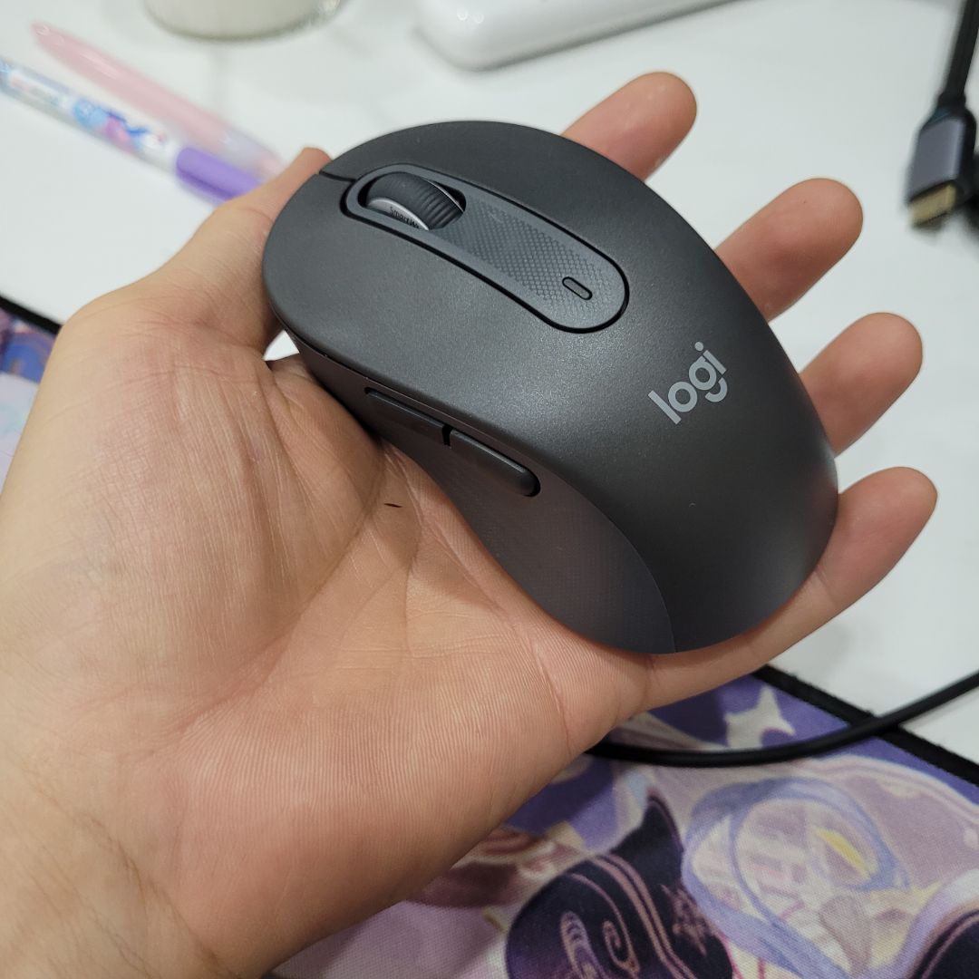 Cảm giác cầm chuột chắc chắn, nhỏ gọn, nhẹ, di chuột mượt, nút bấm nhẹ, êm, không tiếng động. Kết nối usb ok, bluetooth nhanh, dùng được cho điện thoại samsung