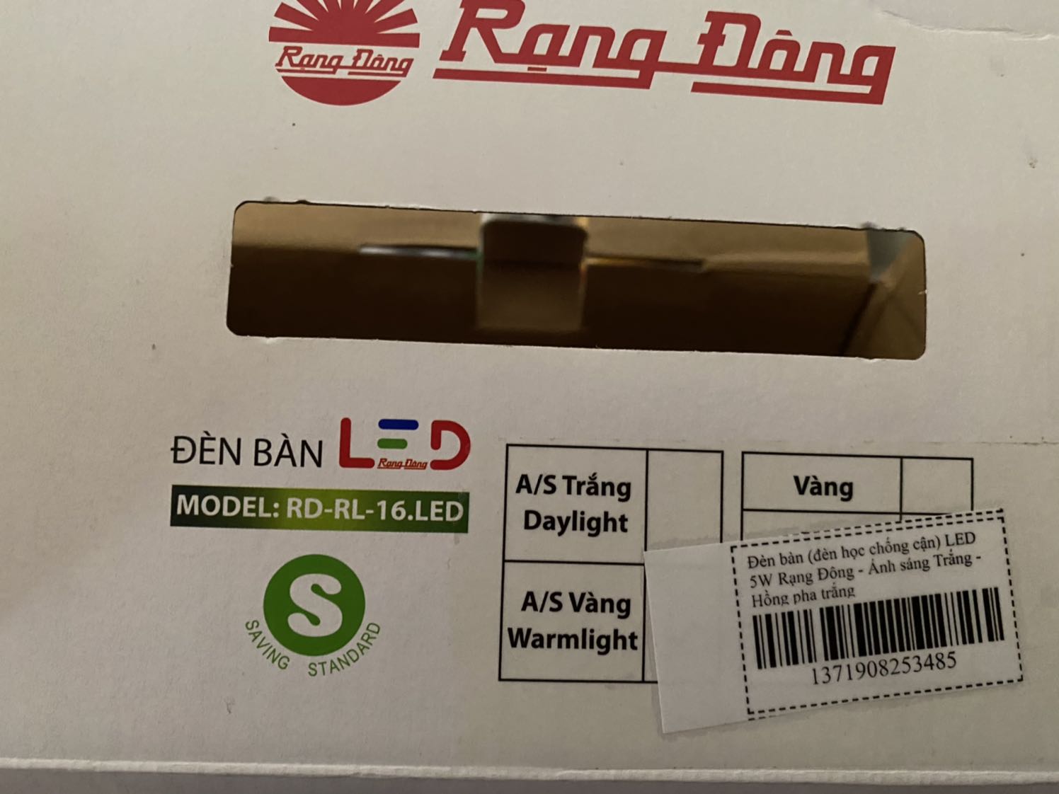 Đặt màu hồng- ánh sáng trắng, lại giao đèn màu xanh- ánh sáng vàng. Trong khi hộp thì dán tem đúng với đơn đặt hàng, mở ra thấy khác màu thật sự rất khó chịu!!!!