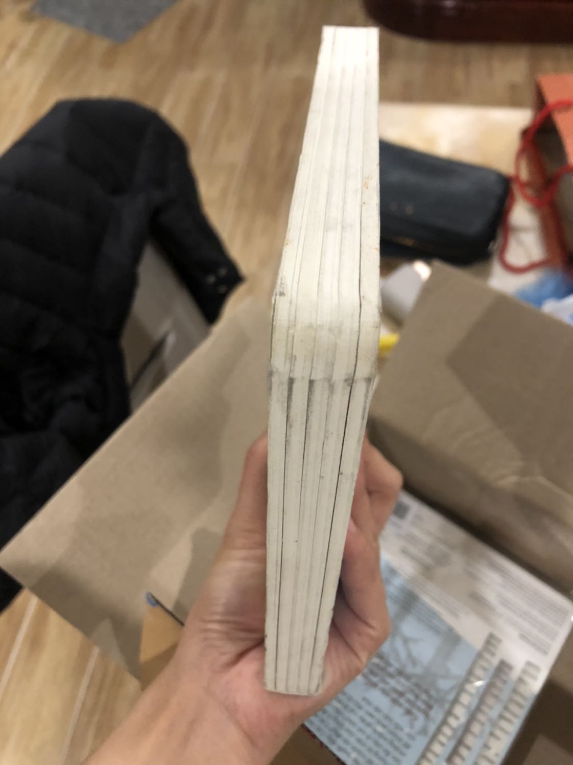 Sách không có bọc nilon nên rất bẩn, bìa in lem nhem như bị dính màu từ cuốn khác sang, mình muốn đổi cuốn khác mới hơn thì làm thế nào ?