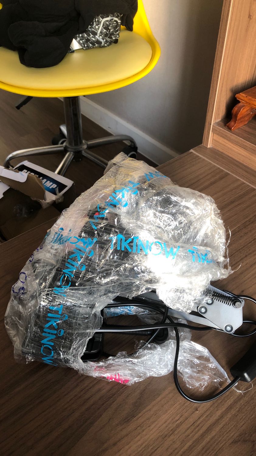 -Kiện hàng bị phá nát lúc mà mình nhật được.
-Mình ở chung cư nên khi mà mình nhận được món hàng thì hộp bị dẹp mất.
-Bên trong không có bóng đèn như miêu tả.
- Cái phần đầu grip không có kết nối được với nhau. Rất là lỏng lẻo nhìn rất fake.
- Nút siết trên đầu thì của cái đèn thì bị bị lỏng lẻo không có chặt
-Lỗ tròn này nhét không có vừa cái đuôi đèn

Xin Tiki cho mình trả lại hoàn và hoàn tiền??