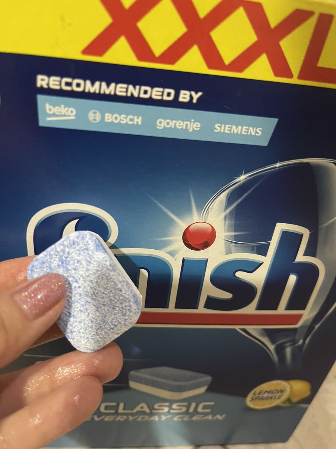 Lần thứ 2 mua nhưng giao loại không có nút đỏ. Hơi thất vọng.. ko giống hình. Dù shop tặng thêm 2 viên.. nhưng 2 loại khác nhau