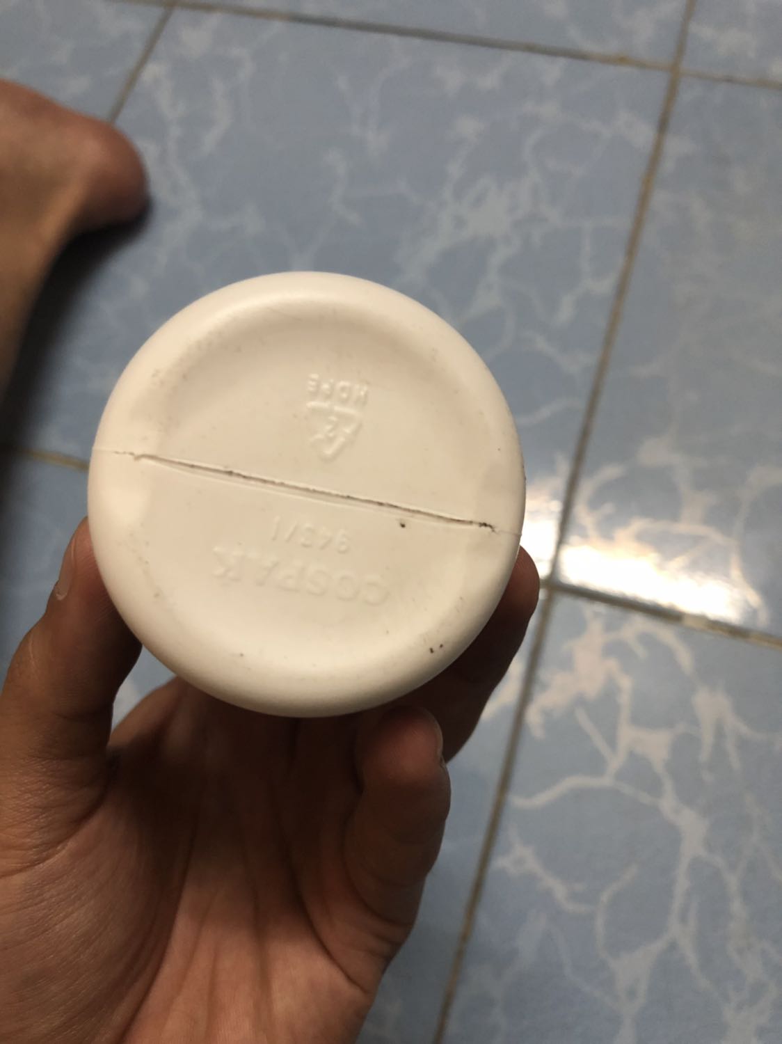 Sản phẩm không như quảng cáo, trông như hàng giả. Không rõ tiki tiếp nhận sản phẩm có kiểm tra lại  rồi mới chuyển đến khách hàng không? Liệu cam kết hàng chính hãng như triết lý của tiki có đúng không? Vì liên quan đến sức khoẻ và uống vào người nên mình rất quan ngại không biết có nên sử dụng với sản phẩm này. Hy vọng những đơn hàng có sản phẩm liên quan đến sức khoẻ tiki nên kiểm tra thật kỹ để tránh trường hợp như thế này! Tôi là khách hàng trung thành của tiki hơn 5 năm đây là lần đầu cảm thấy quá thất vọng khi nhận hàng.