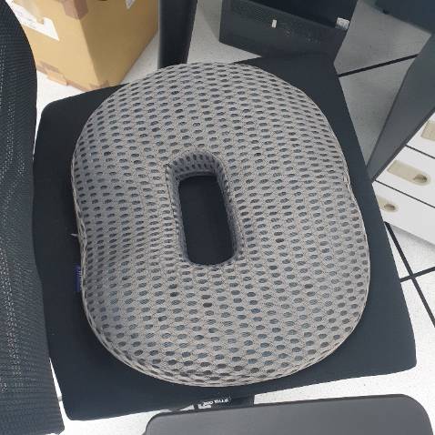 Ngồi êm.
Mỗi ngày ~6 tiếng x 20 ngày, vấn thấy đàn hồi tốt.
Đỡ mỏi mông đau xương cụt