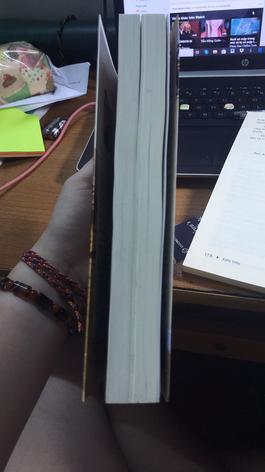 Thật sự mình đánh giá 2 sao chỉ vì giao hành nhanh chứ chất lượng sách thật sự tệ, bao bì bên ngoài thì rách nát, sách thì bẩn, lõi giữa của sách thì như sắp bung giấy ra. Mình thích sách của chị Chip nên không đợi tới lúc giảm giá đã mua nhưng không ngờ tiki làm mình thất vọng kinh khủng.