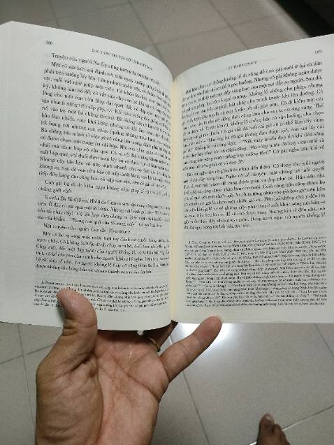 Trình bày bên ngoài đẹp mắt, Tuy nhiên chất lượng giấy không được ổn cho lắm, giấy mỏng, nhìn thấy cả chữ bên trang bên kia, khi đọc sẽ khá nhức mắt. Nhưng đó cũng không phải vấn đề lớn, vấn đề là chữ in quá nhỏ. Định rằng đặt mua bộ chuyện này để con đọc mà chữ nhỏ thế này đến người lớn đọc cũng khó khăn. Nếu được lần in sau in chữ to lên, cắt thành 7-8 tập cũng được.