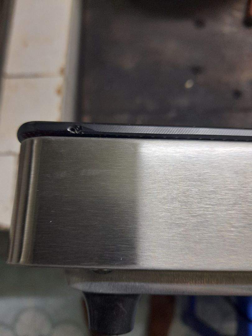 giao hàng bị móp và bể mặt kính. yêu cầu đổi trả