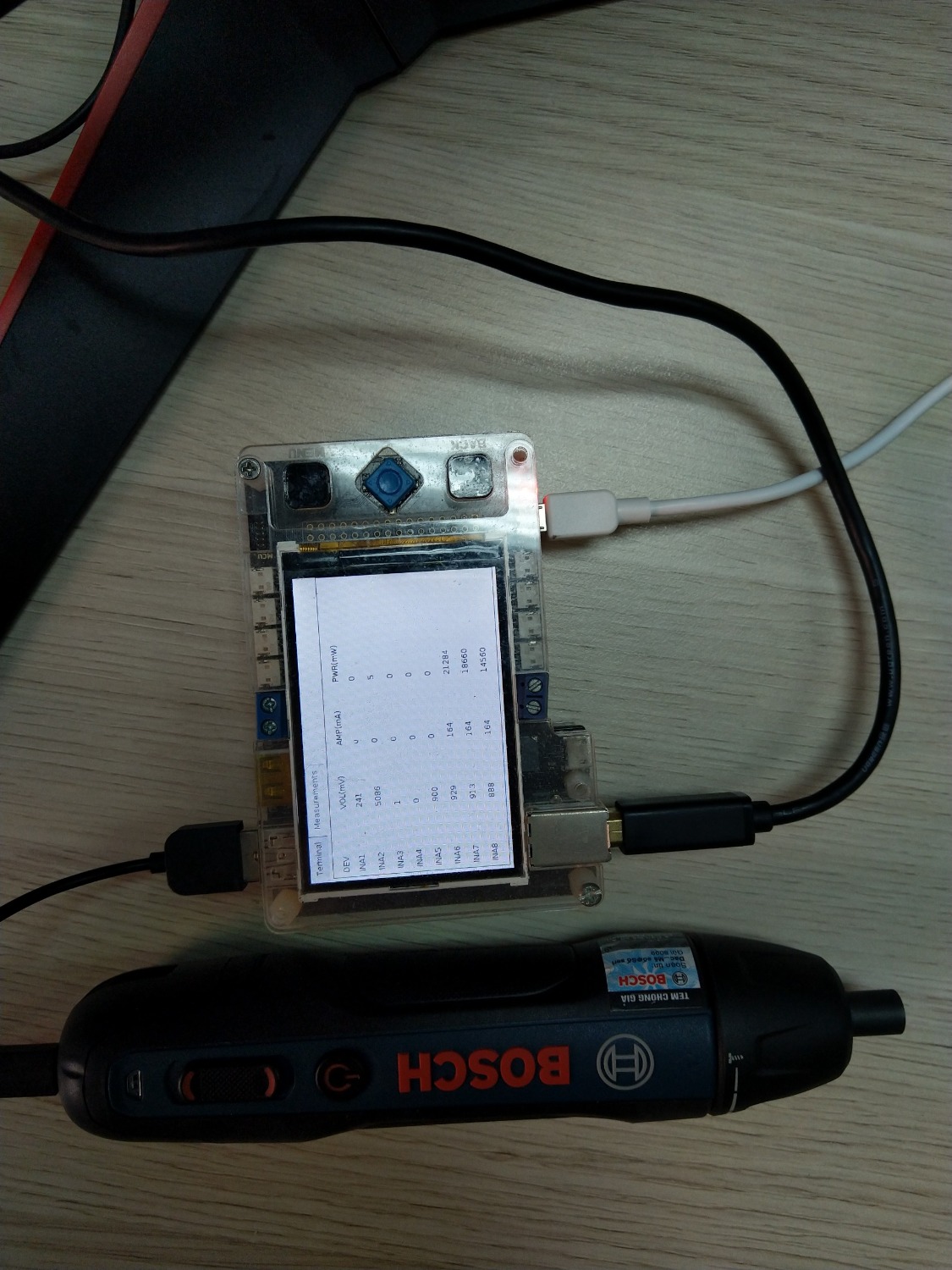 Sau 2 lần giao hàng saui thì lần này đã giao hàng đúng. Tuy nhiên máy hư không chạy, pin sạc không vô, hộp seal đã bị cắt, máy dính bụi có dấu hiêu dùng rồi. Mình sẽ trả hàng và yêu cầu refund